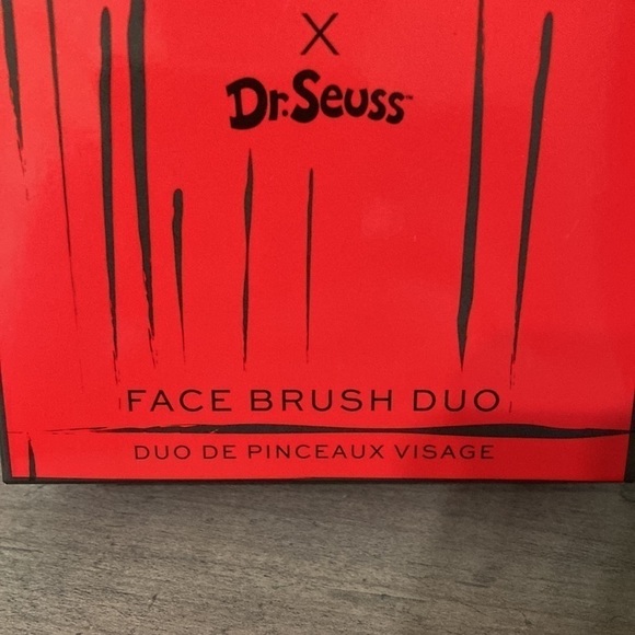 REVOLUTION X Dr. Seuss THING 1 & THING 2 MAKE UP BRUSH SET - Picture 3 of 8
